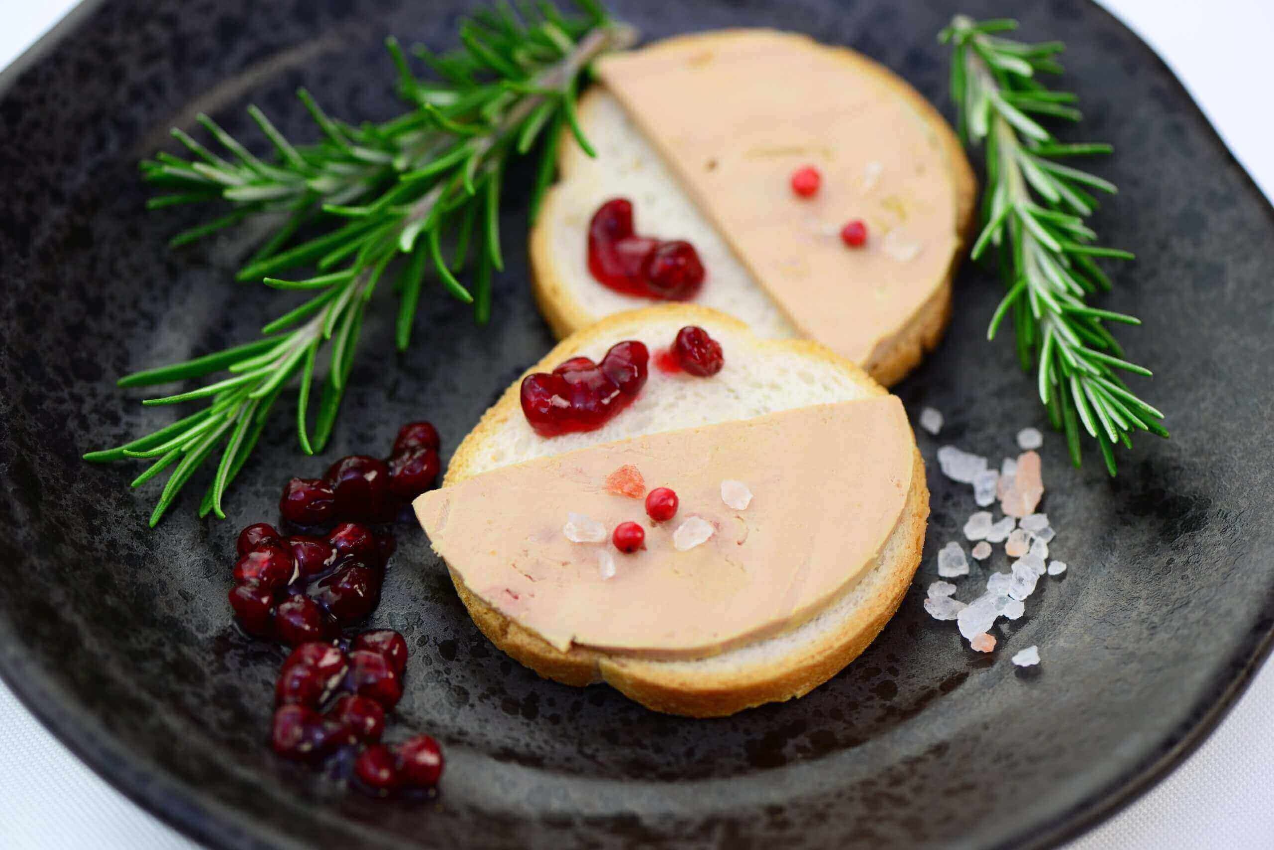 Toasts avec du fois gras sir le plat noir